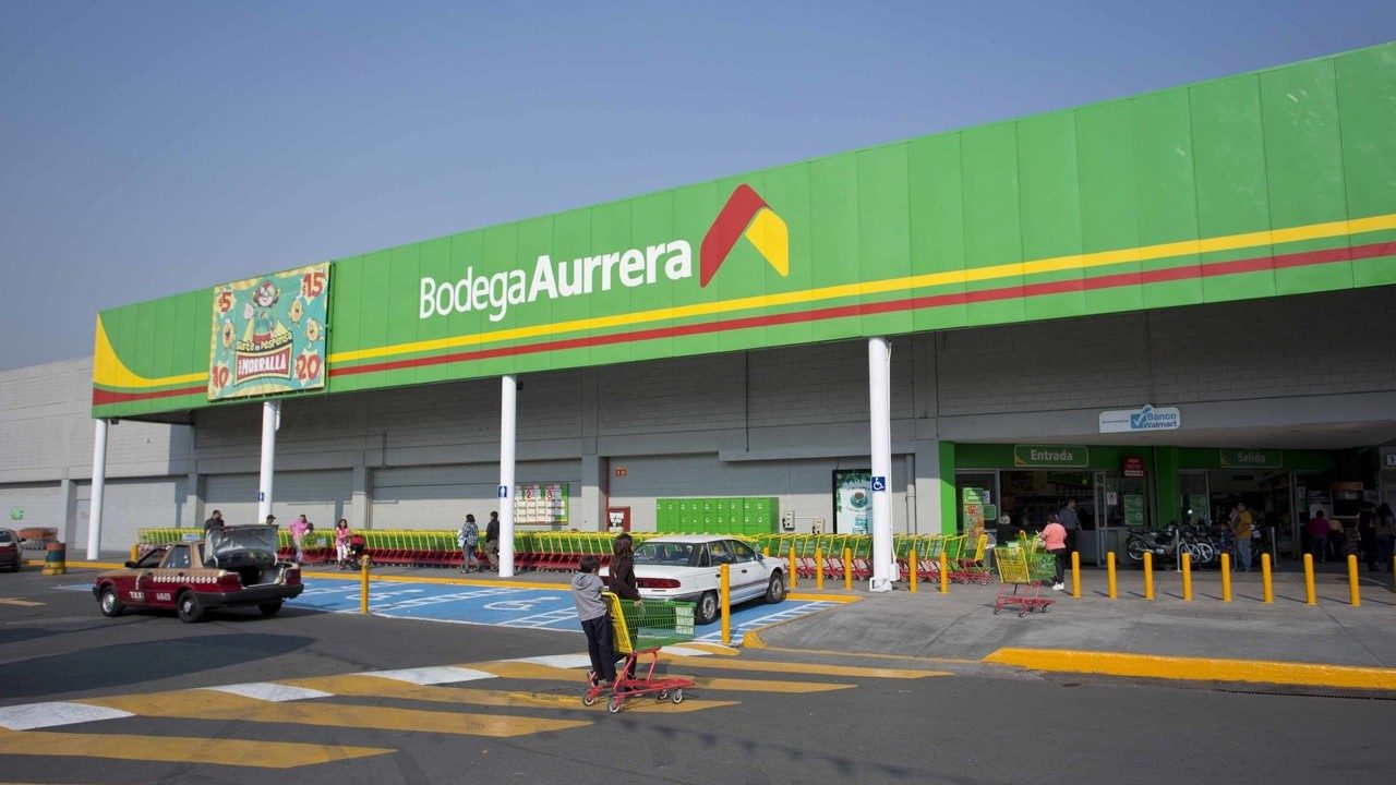 What is a Facebook UID? In What User Collection and Filtering Scenarios?